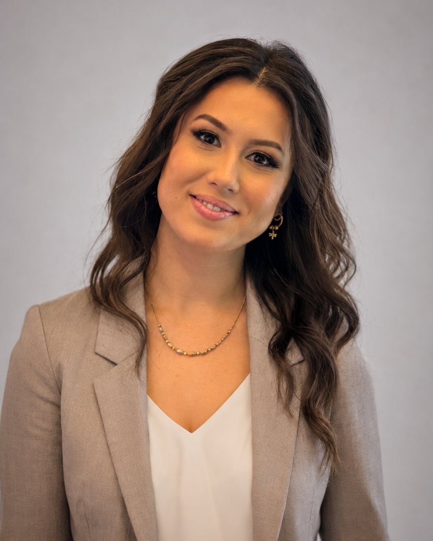 Nil Özen, the social media consultant behind Social Ela, who helps small brands build a voice people follow